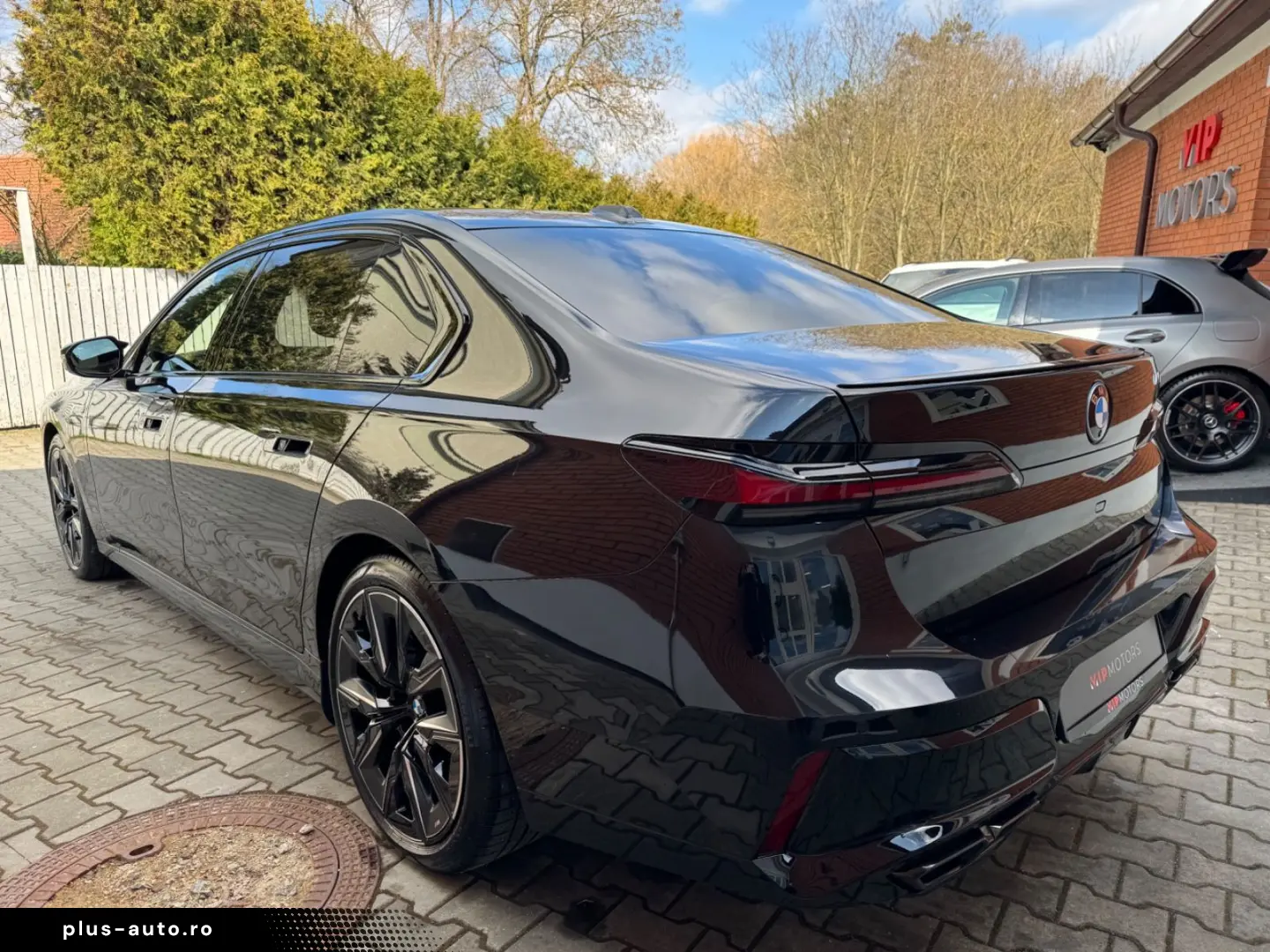 BMW M760 -XD-M-PAK-SKY-B&W