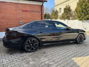 BMW M760 -XD-M-PAK-SKY-B&W