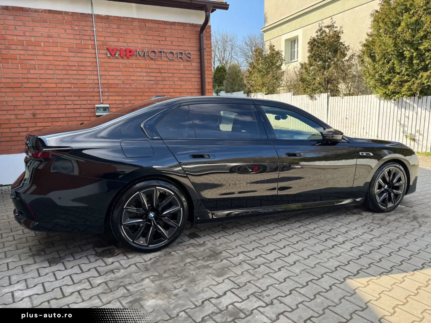 BMW M760 -XD-M-PAK-SKY-B&W