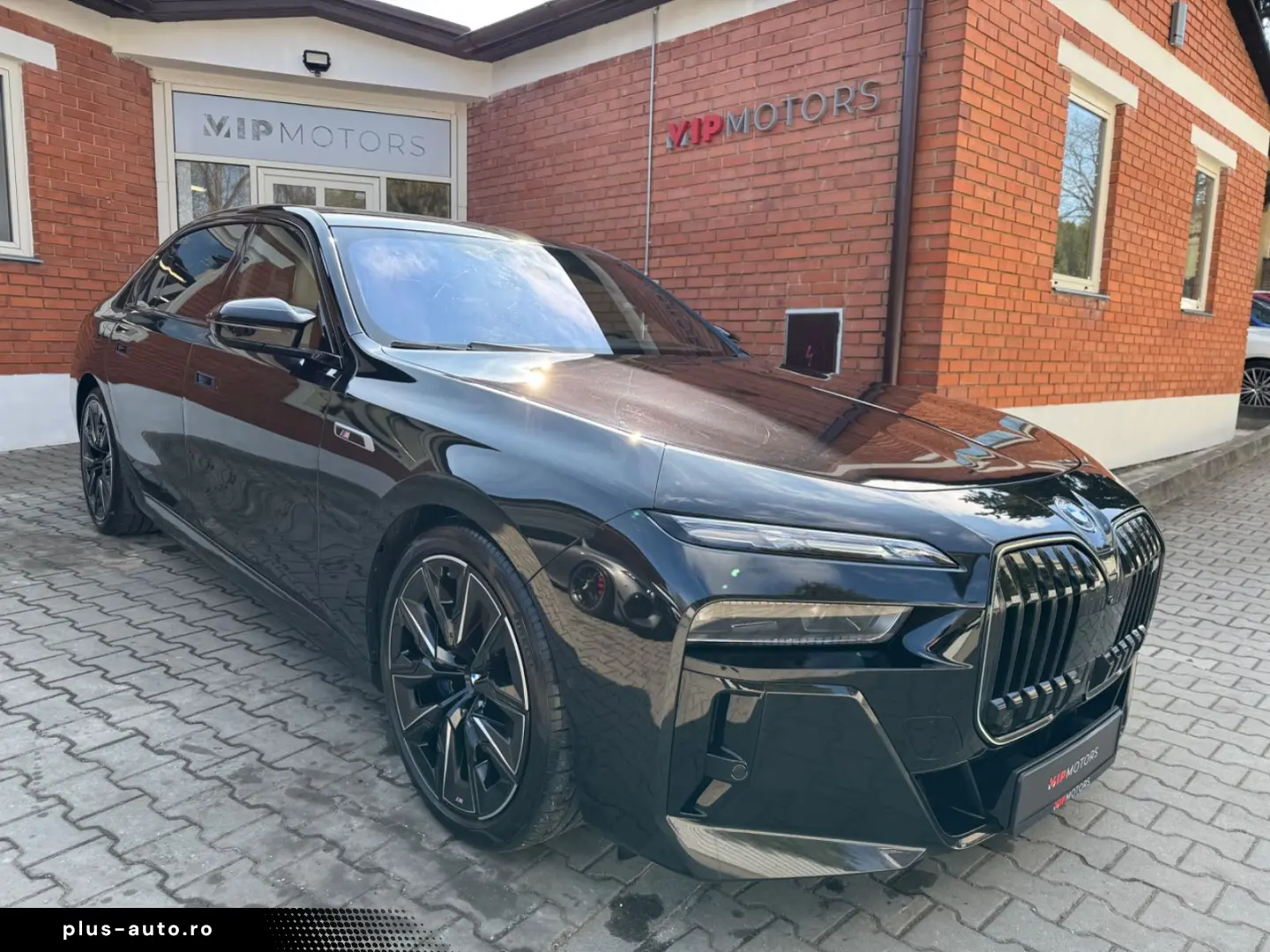 BMW M760 -XD-M-PAK-SKY-B&W