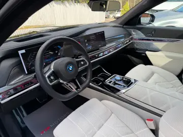 BMW M760 -XD-M-PAK-SKY-B&W