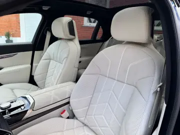 BMW M760 -XD-M-PAK-SKY-B&W