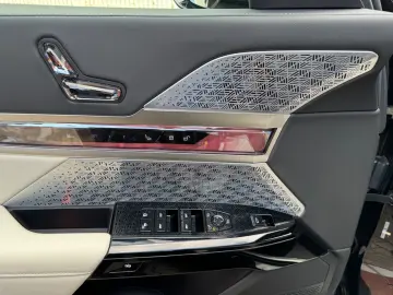 BMW M760 -XD-M-PAK-SKY-B&W