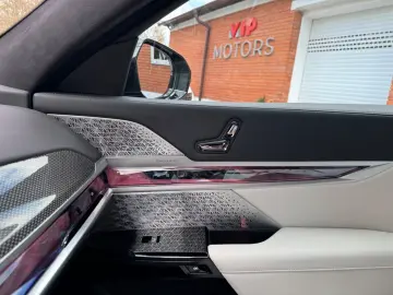 BMW M760 -XD-M-PAK-SKY-B&W