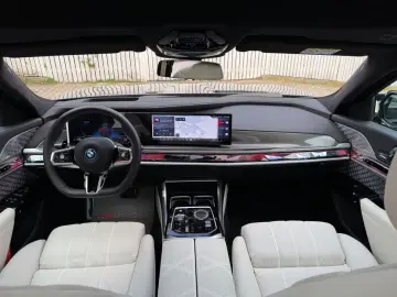 BMW M760 -XD-M-PAK-SKY-B&W