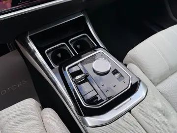 BMW M760 -XD-M-PAK-SKY-B&W