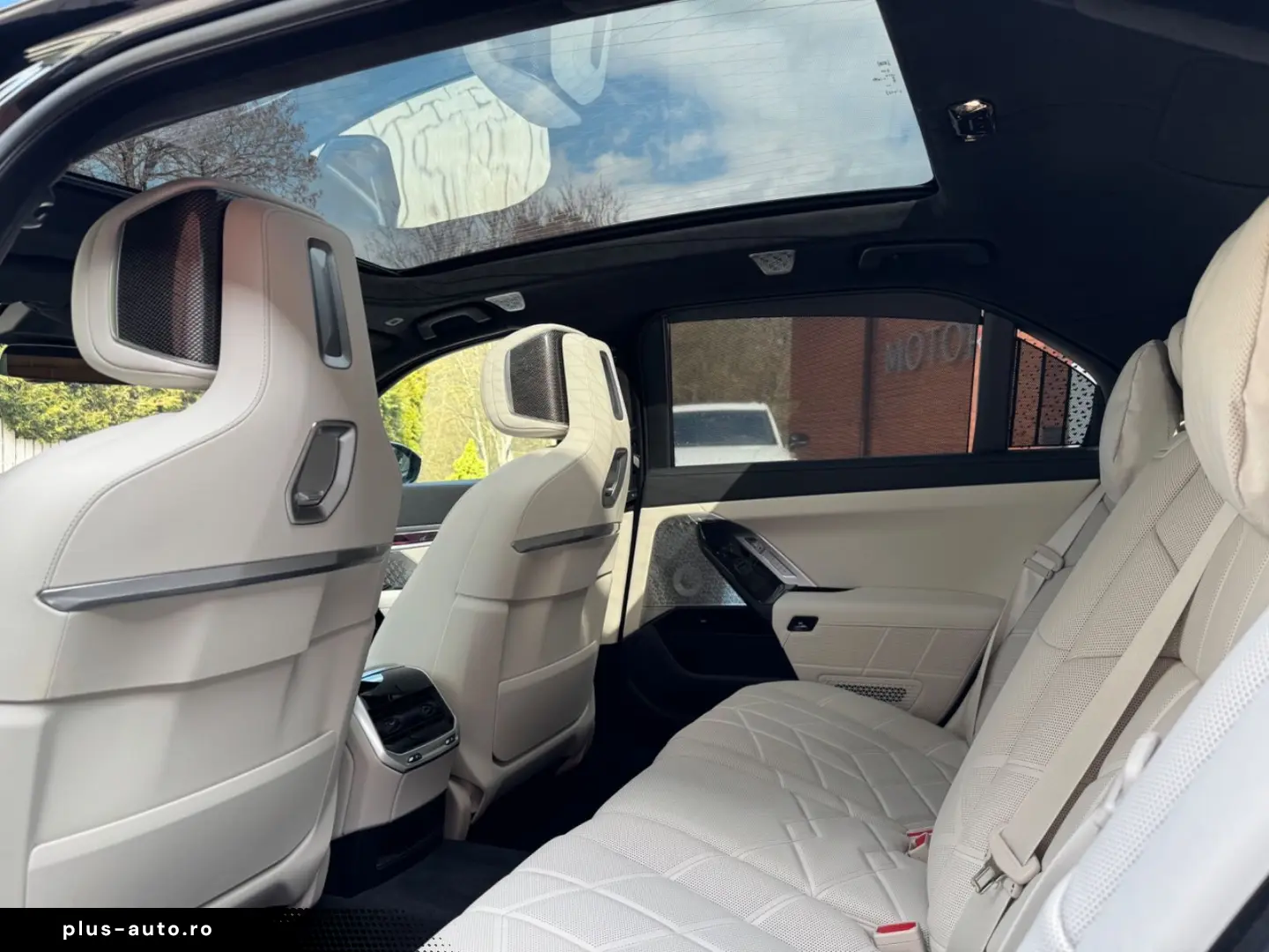 BMW M760 -XD-M-PAK-SKY-B&W