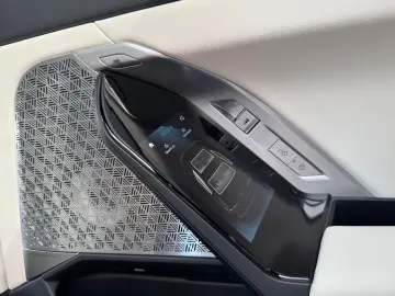 BMW M760 -XD-M-PAK-SKY-B&W