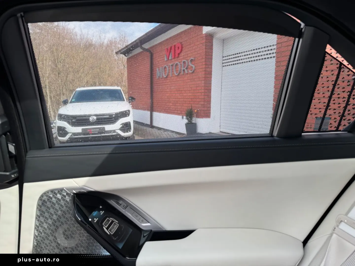 BMW M760 -XD-M-PAK-SKY-B&W