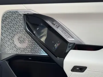 BMW M760 -XD-M-PAK-SKY-B&W