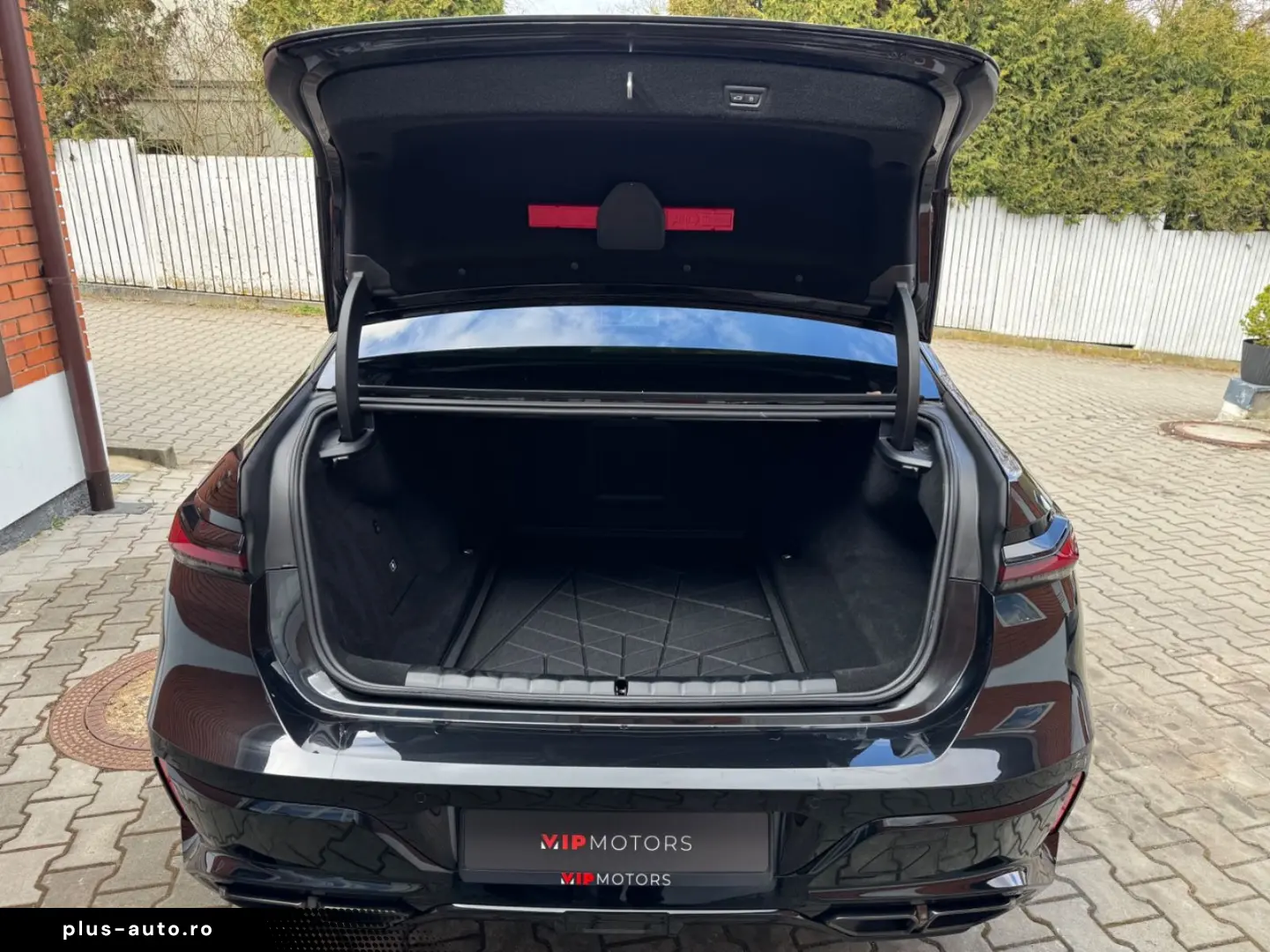 BMW M760 -XD-M-PAK-SKY-B&W