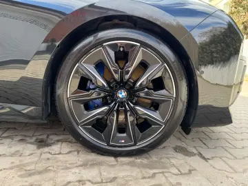 BMW M760 -XD-M-PAK-SKY-B&W