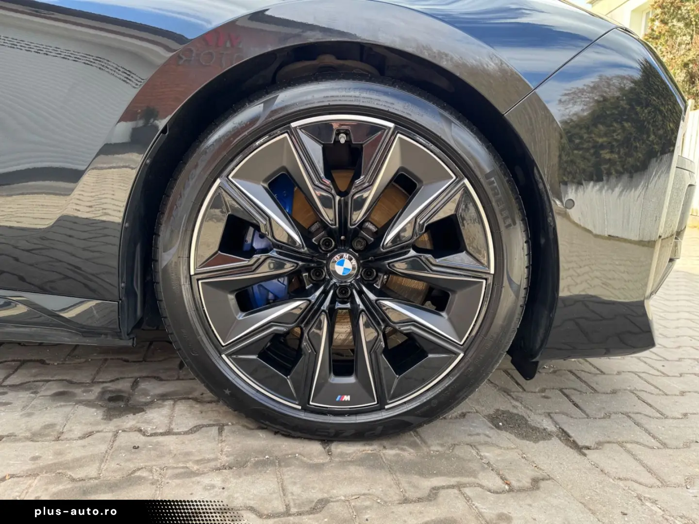 BMW M760 -XD-M-PAK-SKY-B&W