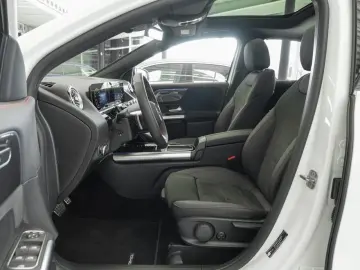 MERCEDES-BENZ GLA 250 4M AMG Standheizung Panorama Kamera