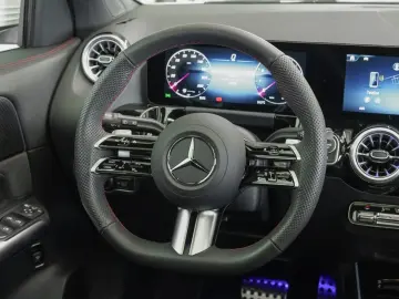 MERCEDES-BENZ GLA 250 4M AMG Standheizung Panorama Kamera