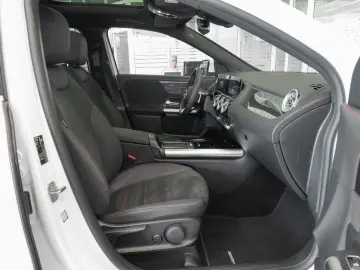 MERCEDES-BENZ GLA 250 4M AMG Standheizung Panorama Kamera