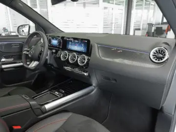 MERCEDES-BENZ GLA 250 4M AMG Standheizung Panorama Kamera