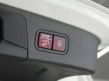 MERCEDES-BENZ GLA 250 4M AMG Standheizung Panorama Kamera