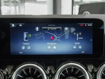 MERCEDES-BENZ GLA 250 4M AMG Standheizung Panorama Kamera