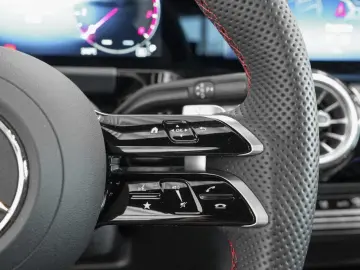 MERCEDES-BENZ GLA 250 4M AMG Standheizung Panorama Kamera