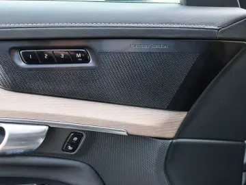 VOLVO XC90 T8 Recharge AWD Plus Bright Reskin NP 97.32