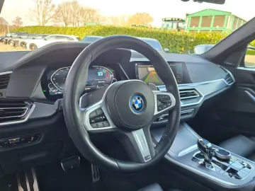 BMW X5 xDrive 45e M Sport MERINO Sky-Lounge HUD H&K