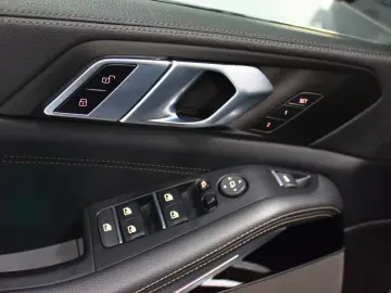 BMW X5 xDrive30d M-SPORT~DEUTSCH UNFALLFREI SKY LOUN