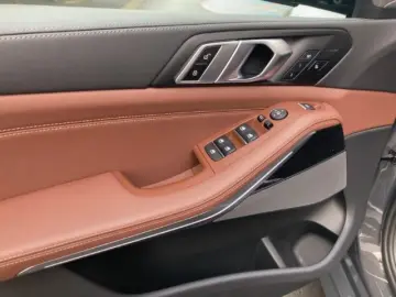 BMW X5 xDrive 30d M-Sport AHK Panodach Luftfederung