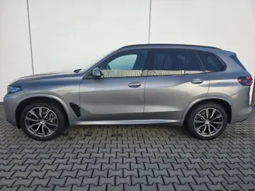 BMW X5 xDrive30d M Sport AHK Pano IconGl KomfSi belü