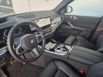 BMW X5 xDrive30d M Sport AHK Pano IconGl KomfSi belü