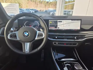 BMW X5 xDrive30d M Sport AHK Pano IconGl KomfSi belü