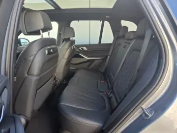 BMW X5 xDrive30d M Sport AHK Pano IconGl KomfSi belü
