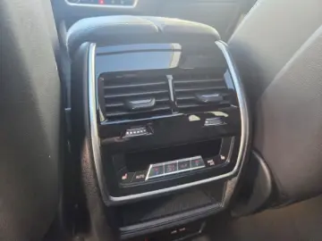 BMW X5 xDrive30d M Sport AHK Pano IconGl KomfSi belü