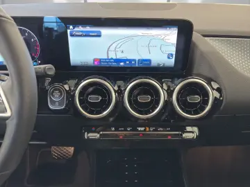 MERCEDES-BENZ GLA 180 PROGRESSIVE LINE