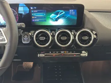 MERCEDES-BENZ GLA 180 PROGRESSIVE LINE