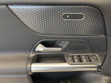 MERCEDES-BENZ GLA 180 PROGRESSIVE LINE