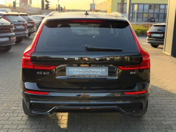 VOLVO XC60 B4 Plus Dark 2WD