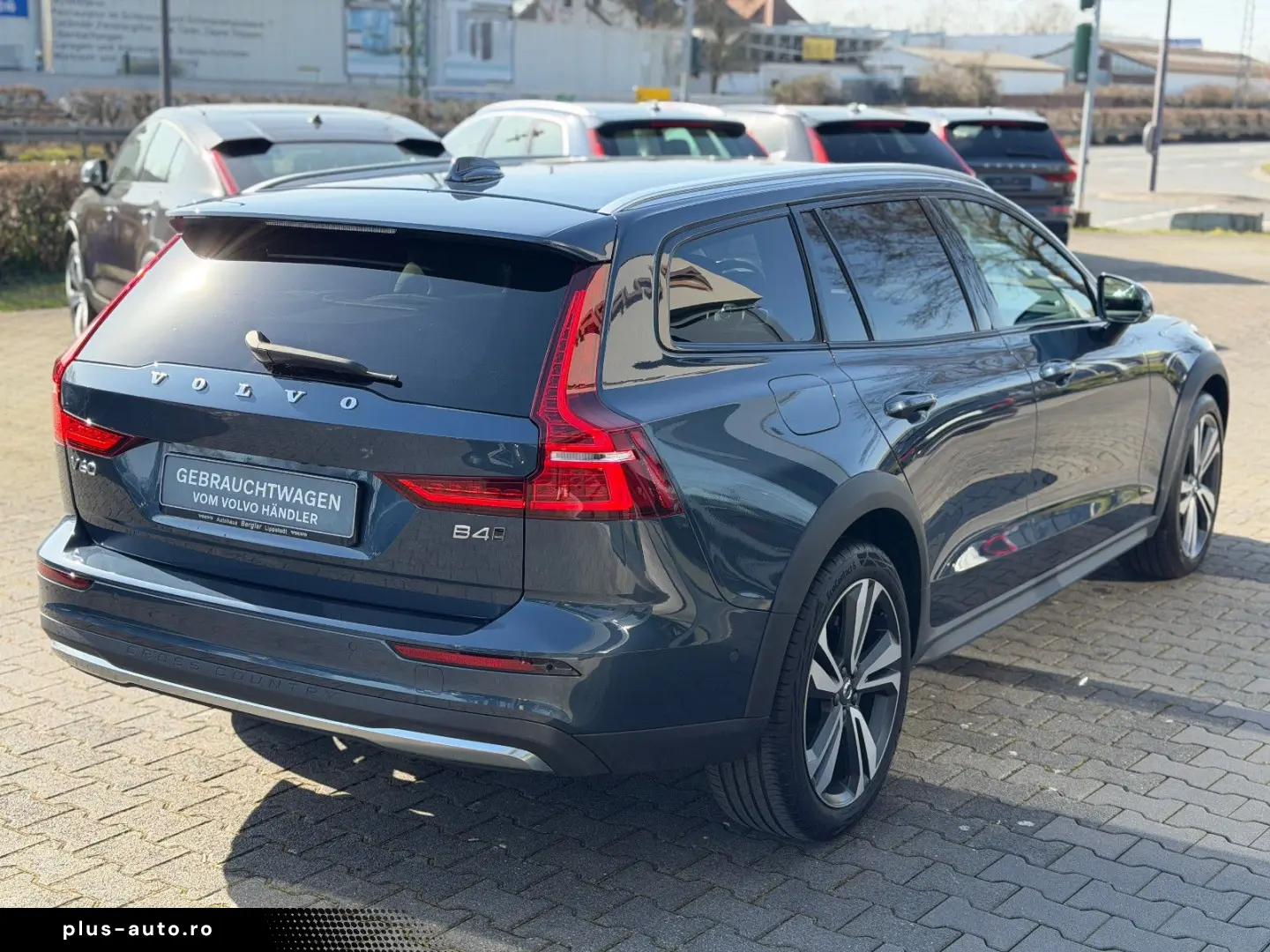 VOLVO V60 B4 AWD CC Navi SHZ ACC AHK 360