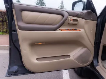 Toyota Land Cruiser V8_SaharaEdition