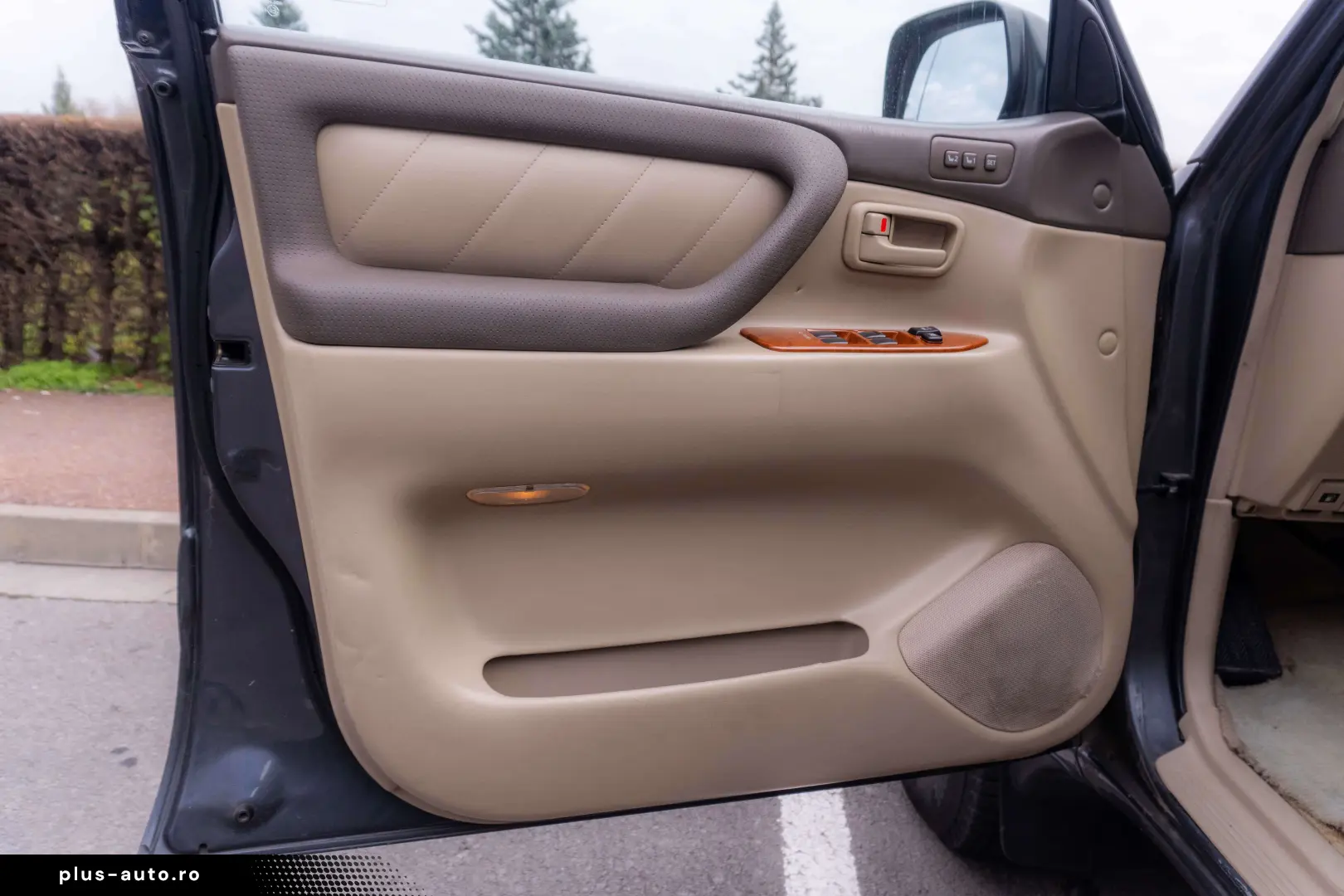 Toyota Land Cruiser V8_SaharaEdition