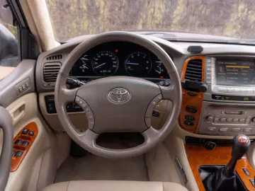 Toyota Land Cruiser V8_SaharaEdition