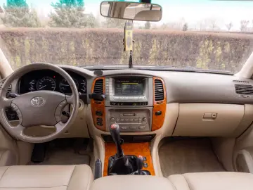 Toyota Land Cruiser V8_SaharaEdition