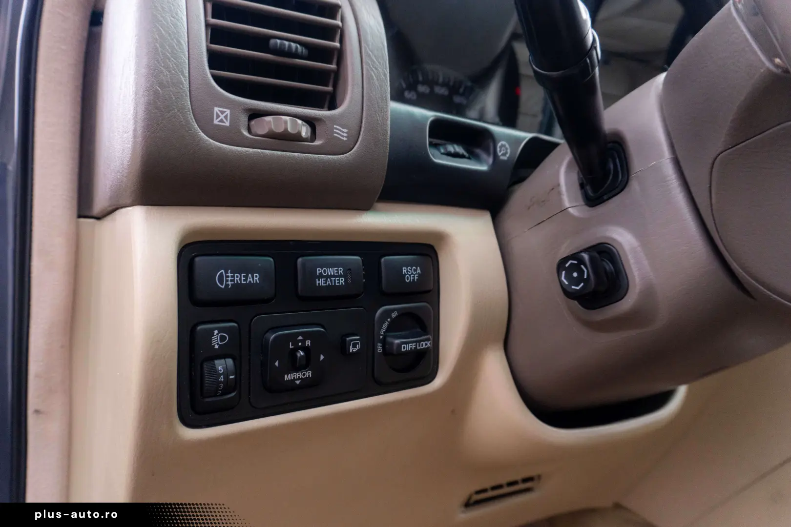 Toyota Land Cruiser V8_SaharaEdition