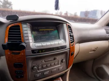 Toyota Land Cruiser V8_SaharaEdition