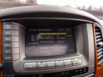 Toyota Land Cruiser V8_SaharaEdition