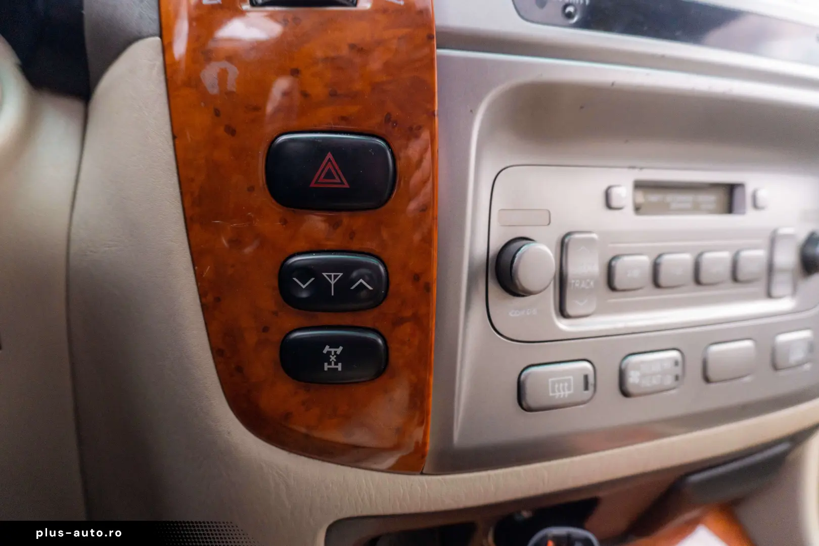 Toyota Land Cruiser V8_SaharaEdition