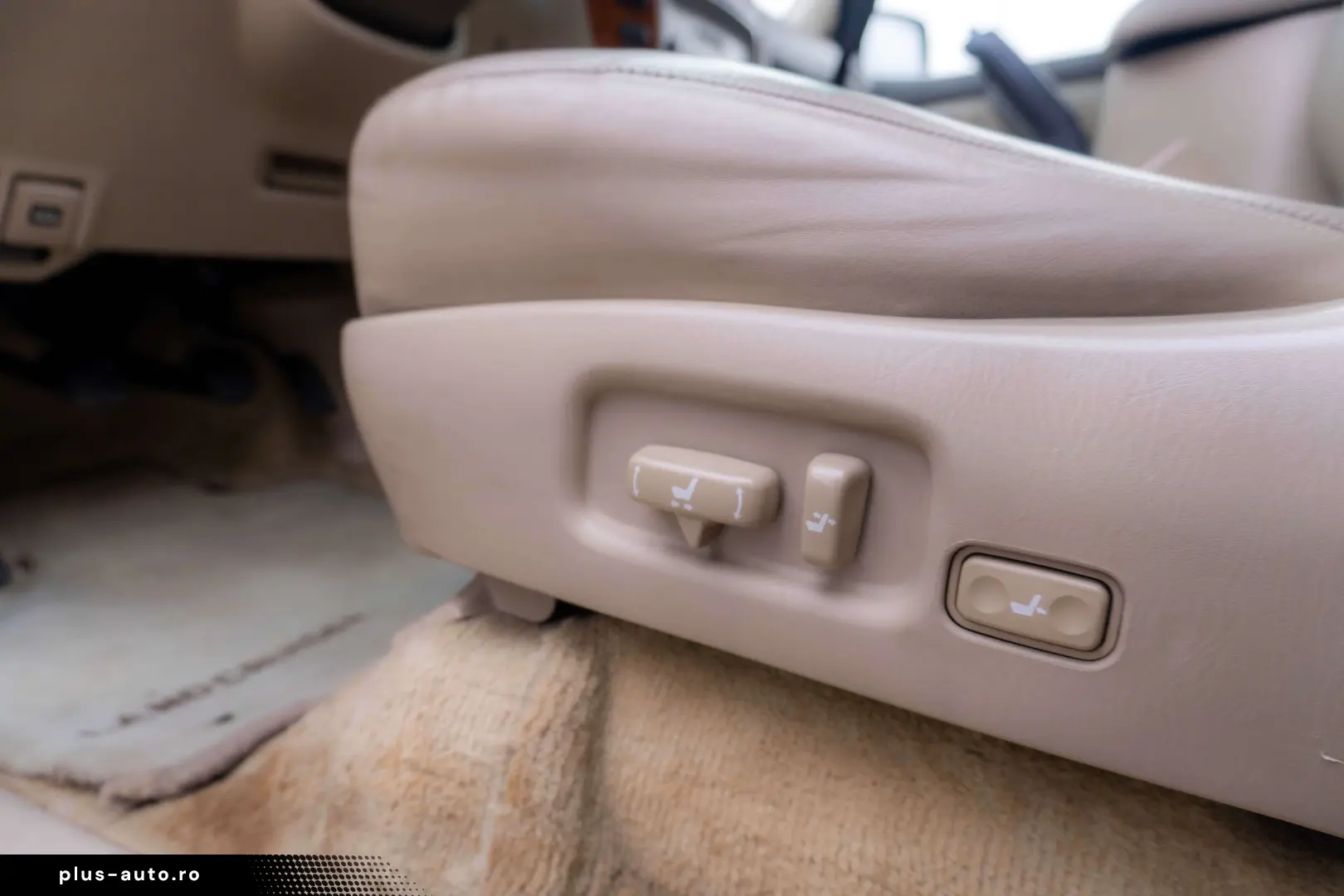 Toyota Land Cruiser V8_SaharaEdition