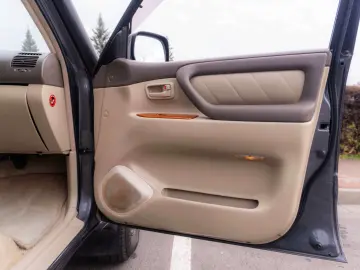 Toyota Land Cruiser V8_SaharaEdition