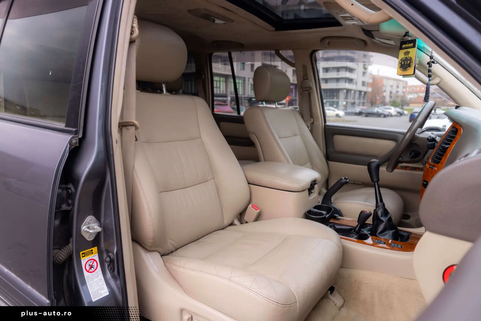 Toyota Land Cruiser V8_SaharaEdition