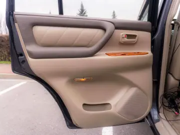 Toyota Land Cruiser V8_SaharaEdition